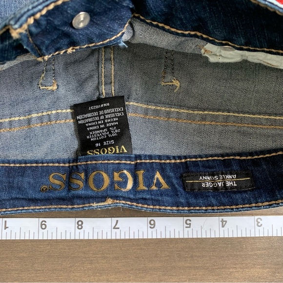 Medium-dark wash jeans with rose - Picture 2 of 3